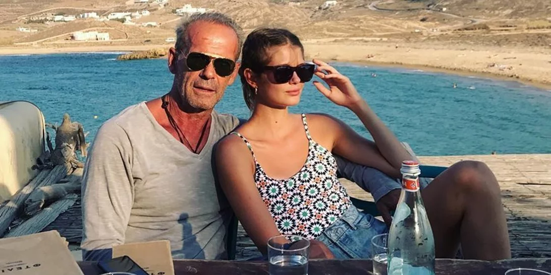 Αμαλία Κωστοπούλου | Στην Μύκονο με τον πατέρα της μετά τον γάμο της Τζένης Μπαλατσινού (pics)