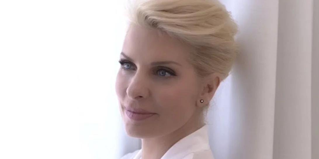 Ελένη Μενεγάκη | Με φόρεμα συνεργάτιδάς της