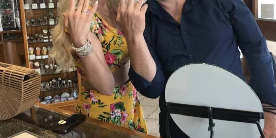 Γνωστό ζευγάρι της ελληνικής showbiz παντρεύεται το Σάββατο και αγόρασε τις βέρες του τελευταία στιγμή