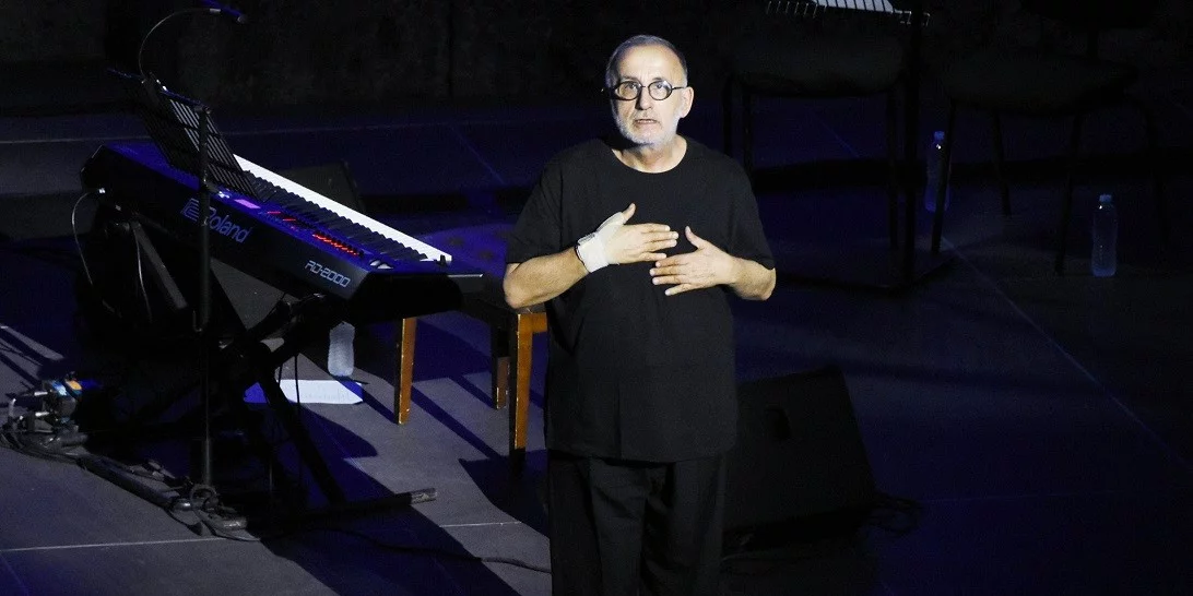 Θάνος Μικρούτσικος | Η κούκλα νεαρή κόρη του τον παρακολούθησε στο Ηρώδειο (pic)