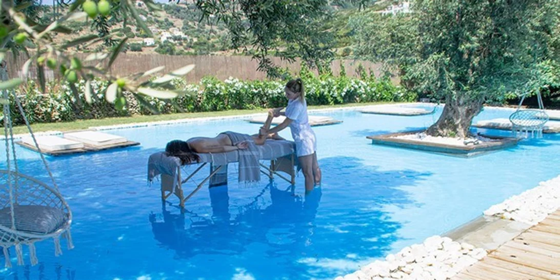 Ανακαλύψαμε την πιο ιδιαίτερη πισίνα ξενοδοχείου και βρίσκεται στην Ελλάδα!