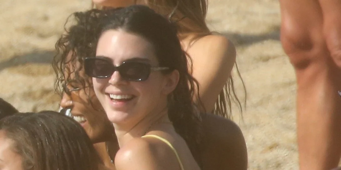 Kendall Jenner | Σπάει πιάτα στην Μύκονο & χορεύει συρτάκι