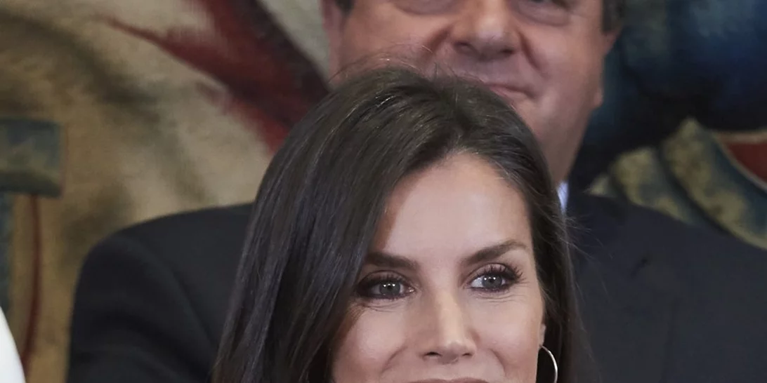 Η minimal chic εμφάνιση της βασίλισσας Letizia με πλεκτό φόρεμα