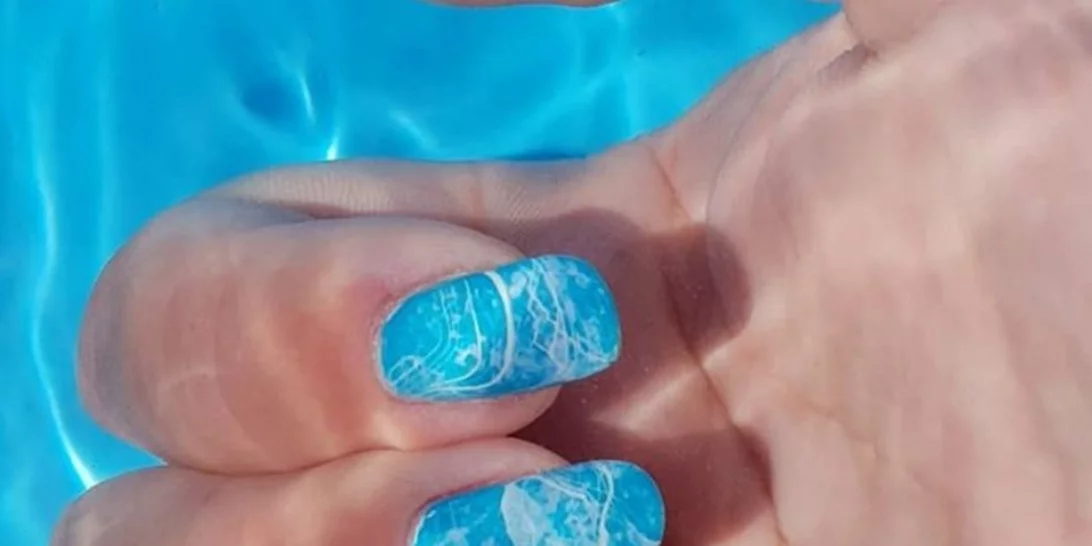 Το πιο καλοκαιρινό σχέδιο για νύχια λέγεται Water Nail Trend