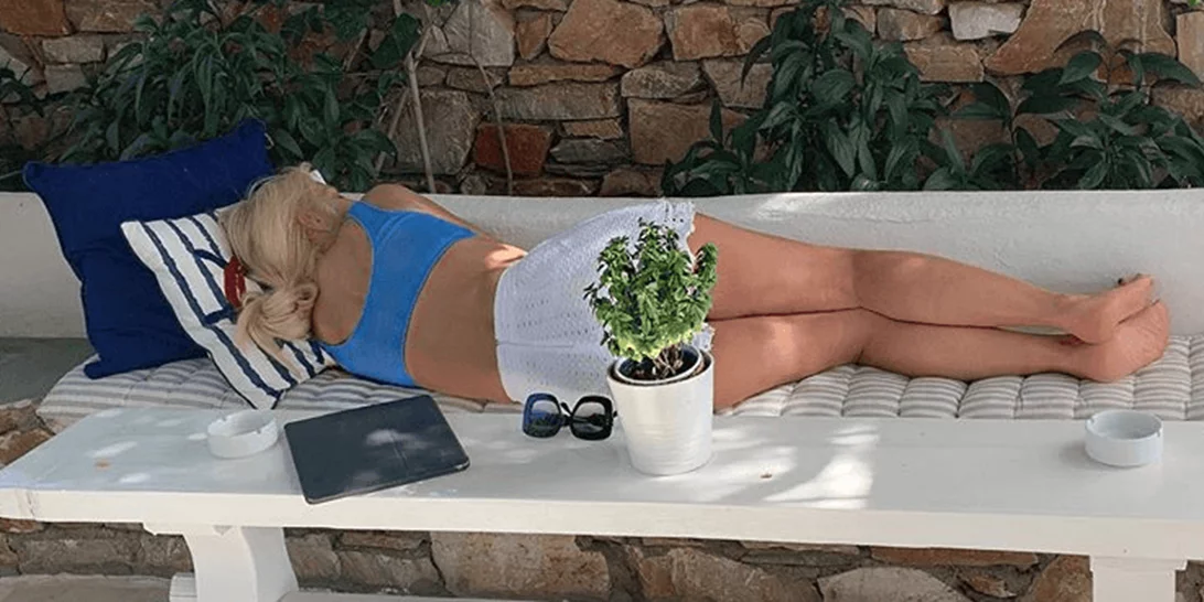 Ελένη Μενεγάκη | Η φωτο που κοιμάται και προκάλεσε αρνητικά σχόλια - Η αποστομωτική απάντηση της παρουσιάστριας