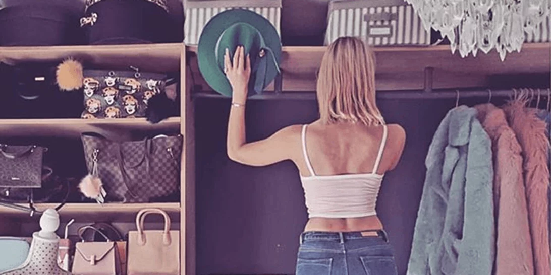 Update | Η Ελληνίδα παρουσιάστρια που εκτός από τη ντουλάπα που θα ζήλευε η Carrie Bradshaw έχει και στύλο για pole dancing (pics)