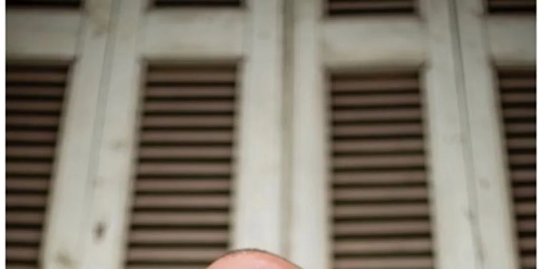 Αντίνοος Αλμπάνης | «Και γιατί φτιάχτηκαν τα χέρια αν όχι για αγκαλιές;»