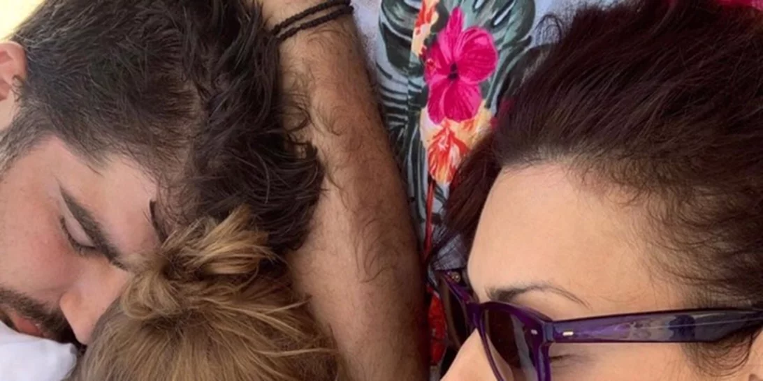 Σίσσυ Φειδά | Τα παιχνίδια με την κόρη της σε παραλία της Μυκόνου