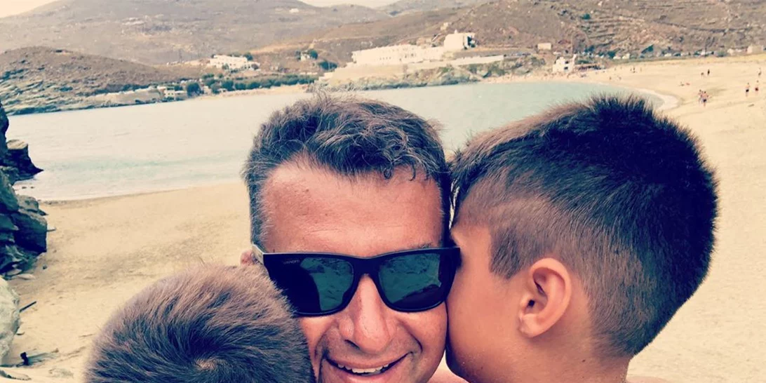 Φαίη Σκορδά - Γιώργος Λιάγκας | Κοινές διακοπές στην Τήνο μαζί με τους γιους τους