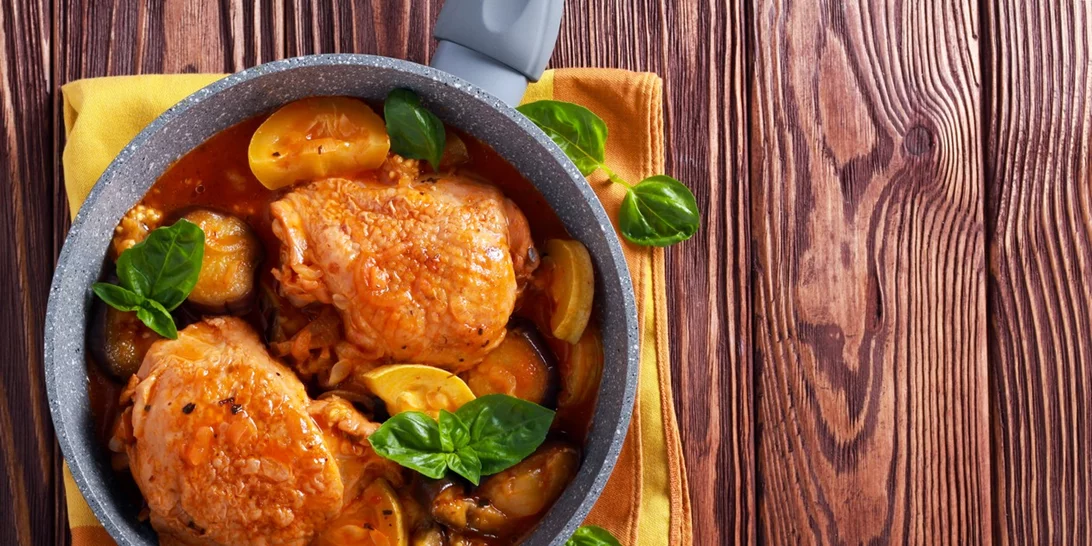 Συνταγή για κοτόπουλο κοκκινιστό με κολοκυθάκια