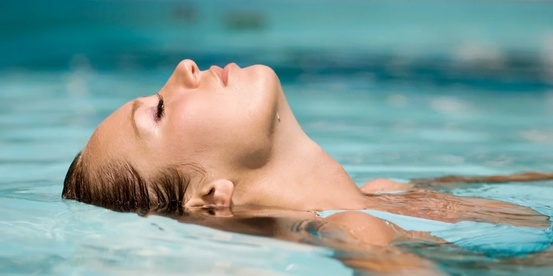 Μακιγιάζ στην παραλία | Οι κανόνες του αδιάβροχου μακιγιάζ και τα σωστά προϊόντα