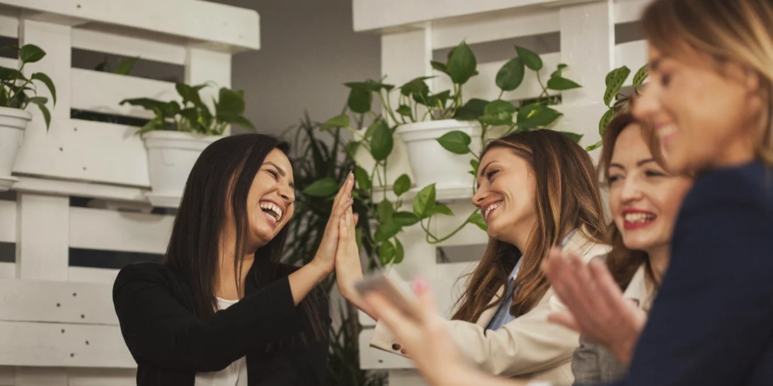 Πώς οι φίλοι στη δουλειά επηρεάζουν την απόδοσή σου στο γραφείο