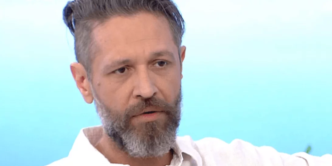 Αιμίλιος Χειλάκης | Δεν θα πιστεύετε την αλλαγή που έκανε στα μαλλιά του!