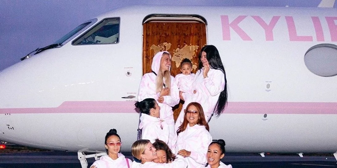Kylie Jenner | Διοργάνωσε ταξίδι με τις φίλες της για την προώθηση της skincare σειράς της