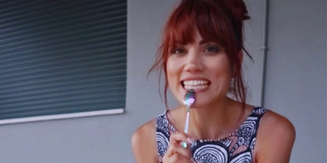 Μαίρη Συνατσάκη | Ποζάρει με την δίδυμη αδερφή της φορώντας (σχεδόν) το ίδιο ρούχο