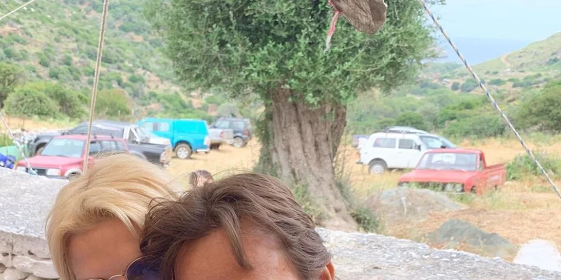 Ελένη Μενεγάκη | Έκανε νέο story στο Instagram στο οποίο ποζάρει με μαγιό στην αγκαλιά του Μάκη Παντζόπουλου