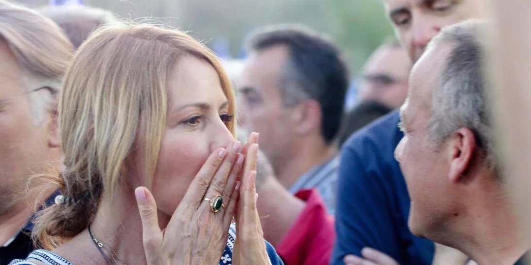 Τζένη Μπαλατσινού | Συνόδευσε τον Βασίλη Κικίλια στην τελευταία προεκλογική ομιλία του Κυριάκου Μητσοτάκη στο Θησείο!