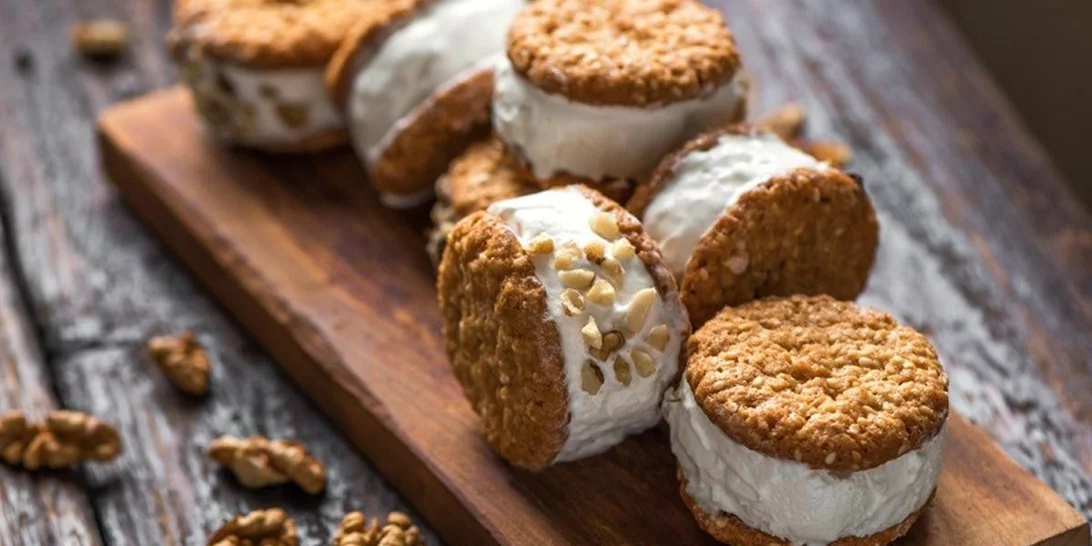 Μια συνταγή για υγιεινό παγωτό-σάντουιτς για τα παιδιά