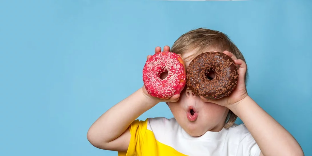 Η υπερκατανάλωση ανθυγιεινών τροφών συνδέεται με καθυστερημένη ανάπτυξη των μικρών παιδιών