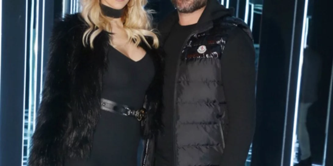 Ποια διάσημη Ελληνίδα ανεβαίνει τα σκαλιά της εκκλησίας στην Μύκονο