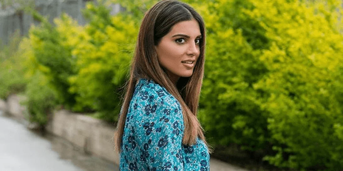 Σταματίνα Τσιμτσιλή | To girly φόρεμά της κοστίζει λιγότερο από σαράντα ευρώ και είναι ιδανικό για ανοιξιάτικες εμφανίσεις