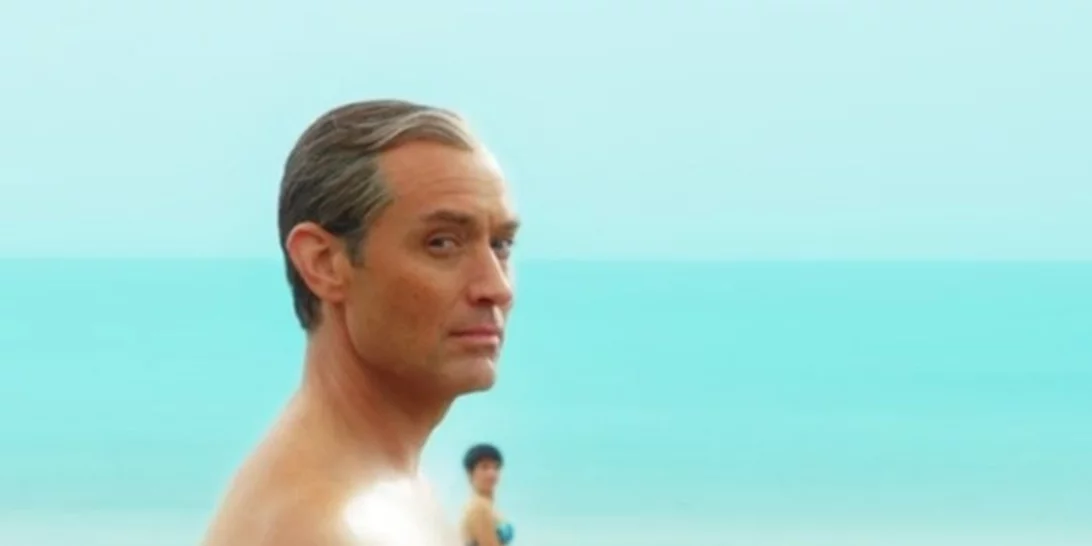 O Jude Law με speedo στο τρέιλερ του “The New Pope”