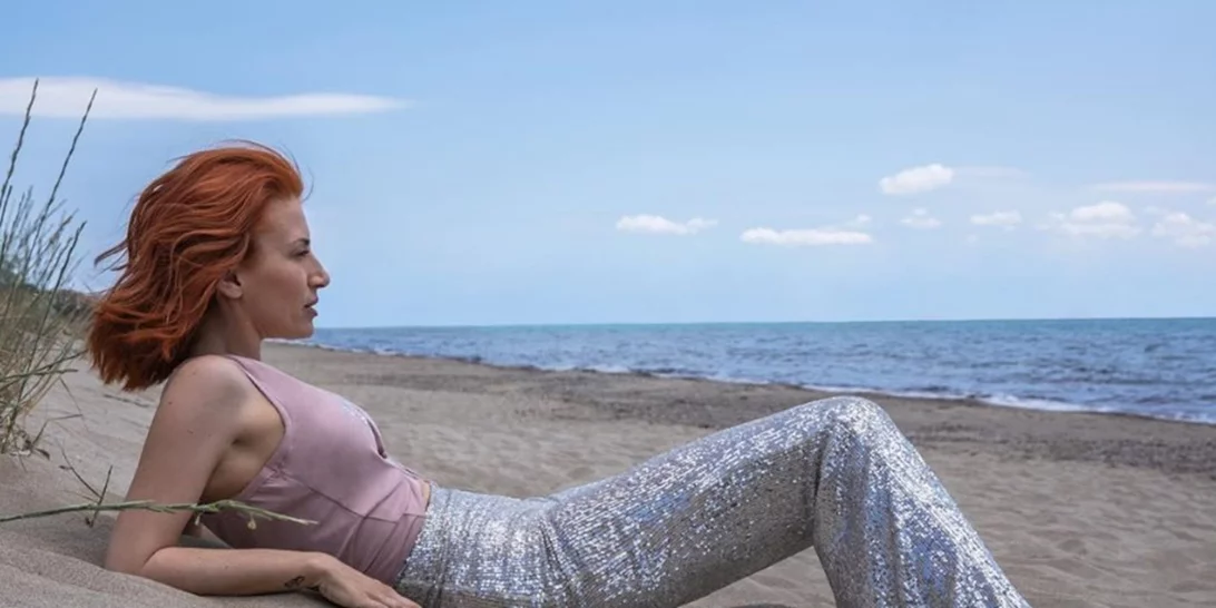 Sexiness Alert! Η Μαρία Ηλιάκη φωτογραφίζεται topless σε ένα ασπρόμαυρο στιγμιότυπο