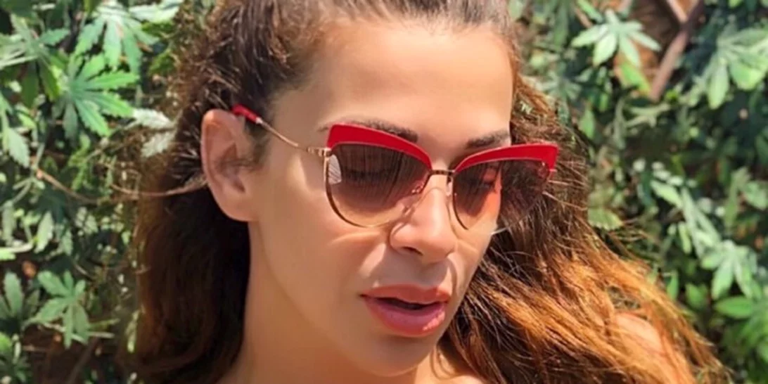 Ελένη Χατζίδου | Φωτογραφίζεται με μαγιό και αποκαλύπτει πόσα κιλά έχει πάρει στον 8ο μήνα της εγκυμοσύνης της