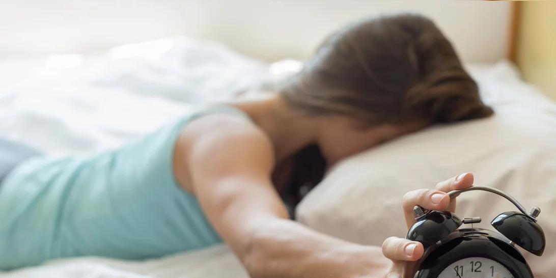 Γιατί το συνεχές snooze στο ξυπνητήρι κάνει κακό στην υγεία σου