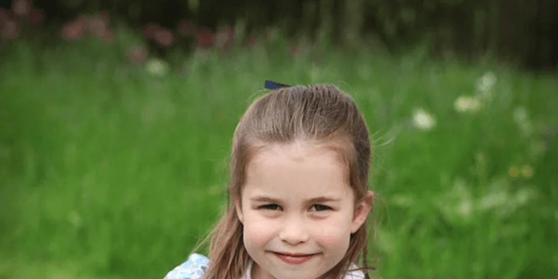 Η πριγκίπισσα Charlotte «βγάζει γλώσσα» στους φωτογράφους και γίνεται viral