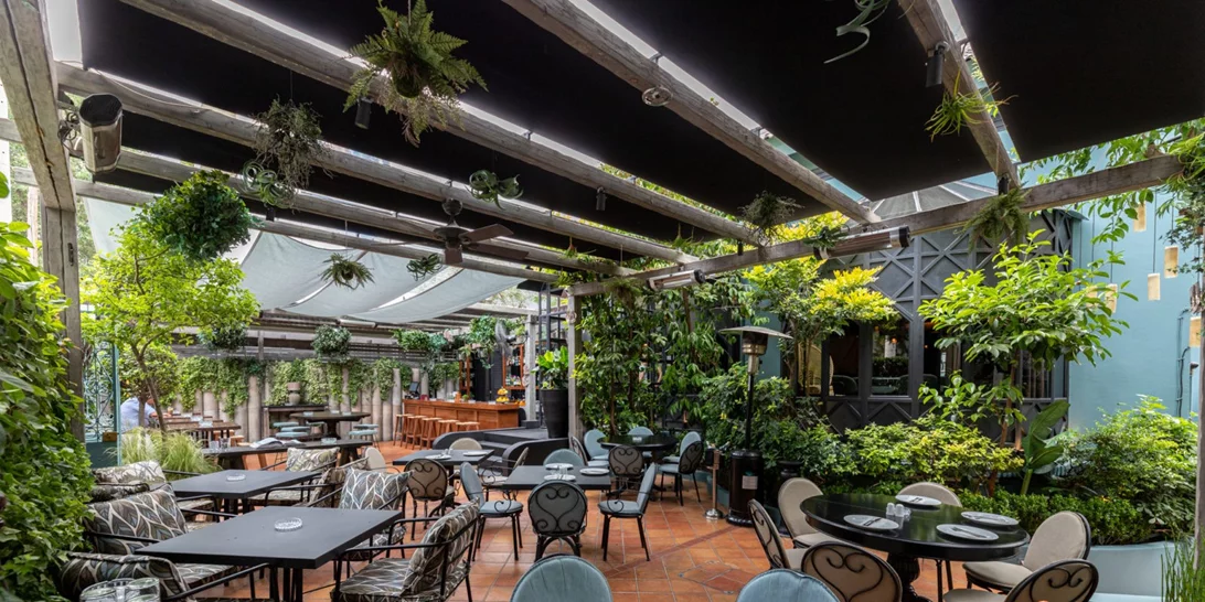 Το restaurant-bar «The Albion» θα γίνει ο απόλυτος προορισμός σου (και φέτος)!