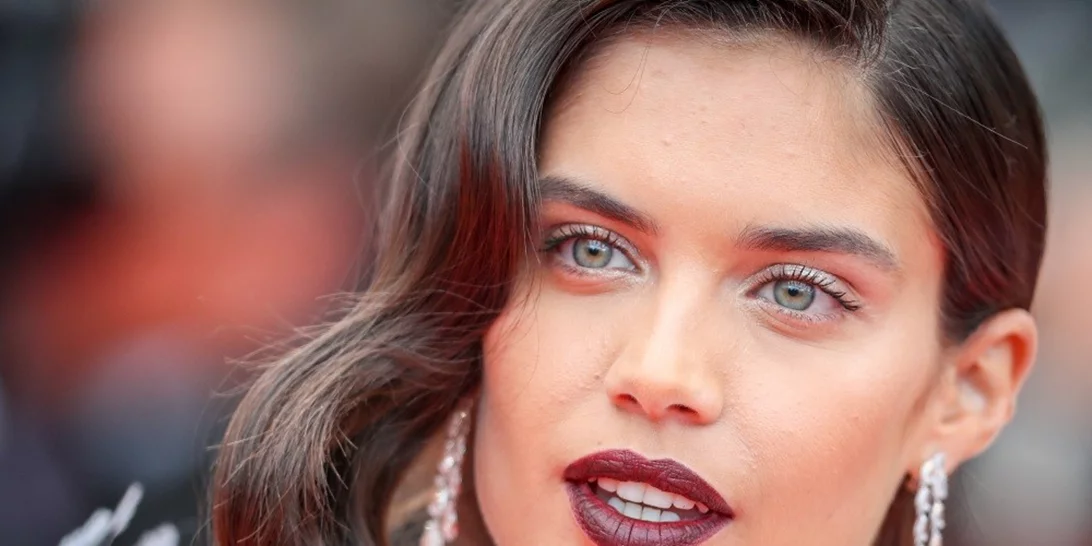 Ο Οκτώβριος είναι για σκούρα κραγιόν | Δες εδώ ποιο είναι το ιδανικό για εσένα