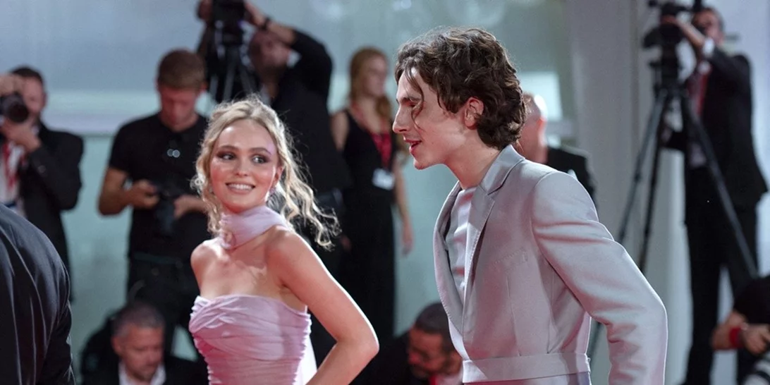 Το «καυτό» στιγμιότυπο των Timothée Chalamet και Lily Rose Depp έχει γίνει το καλύτερο meme στο Instagram