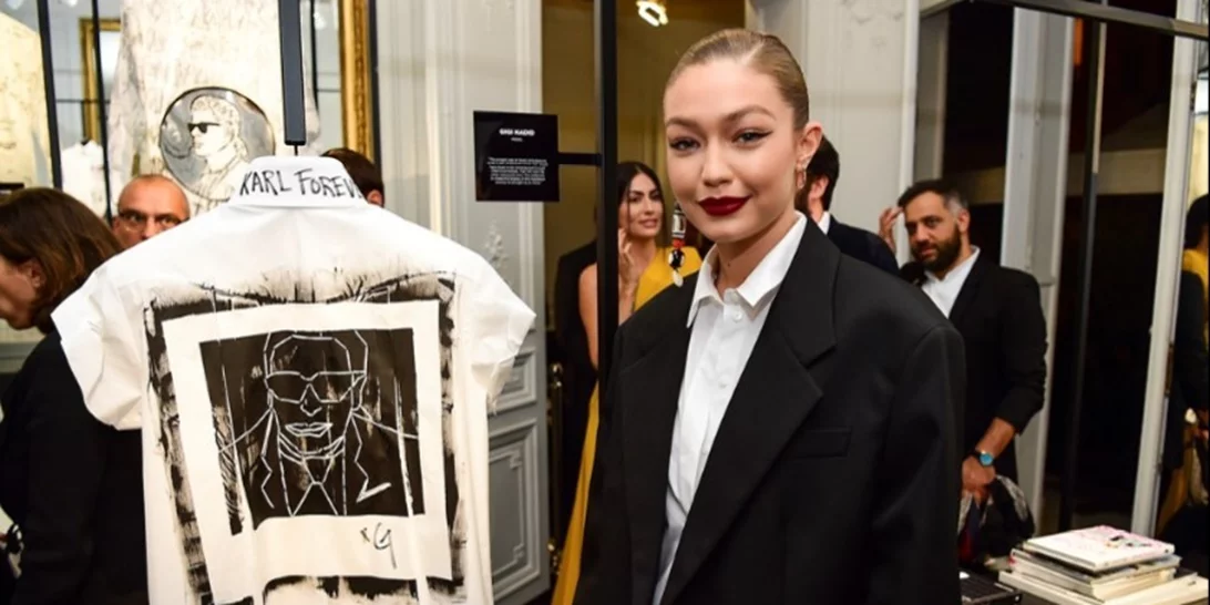 Μέσα στην έκθεση "The White Shirt Project" προς τιμήν του Karl Lagerfeld στο Παρίσι