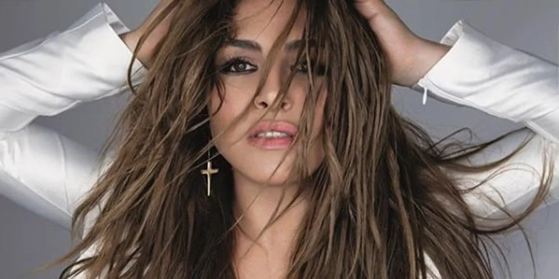 Η 'Ελενα Παπαρίζου έκοψε και έβαψε τα μαλλιά της και το αποτέλεσμα θα σου θυμίσει κάτι έντονα