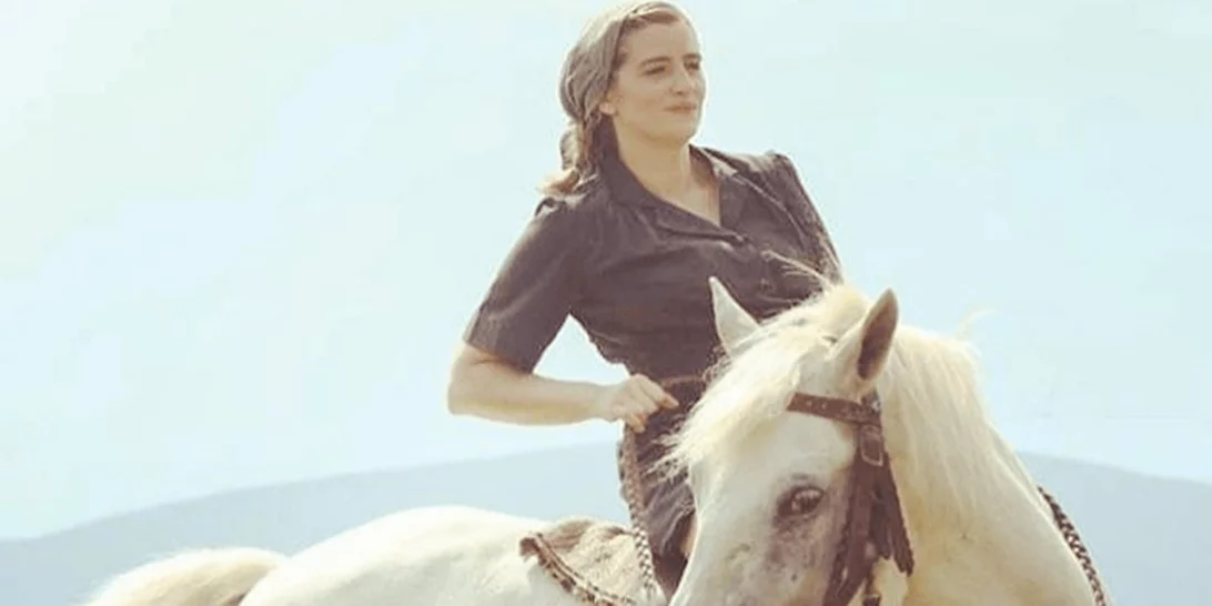 Ομορφιά και στιλ από άλλη εποχή | Η Μαρία Κίτσου από τις «Άγριες Μέλισσες» είναι απλά υπέροχη