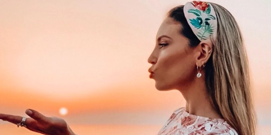 Αθηνά Οικονομάκου | Το τέλειο look σε αγώνα τένις και η στήριξή της στον Στέφανο Τσιτσιπά (φωτογραφίες)