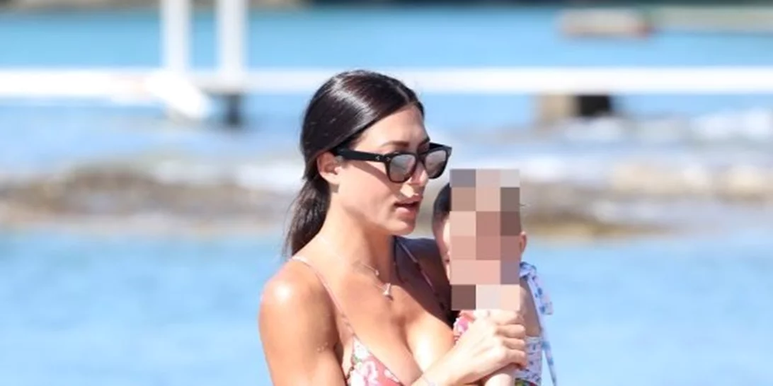 Η Φλορίντα Πετρουτσέλι για μπάνιο με την κόρη της | Το απίστευτο σώμα της με μαγιό