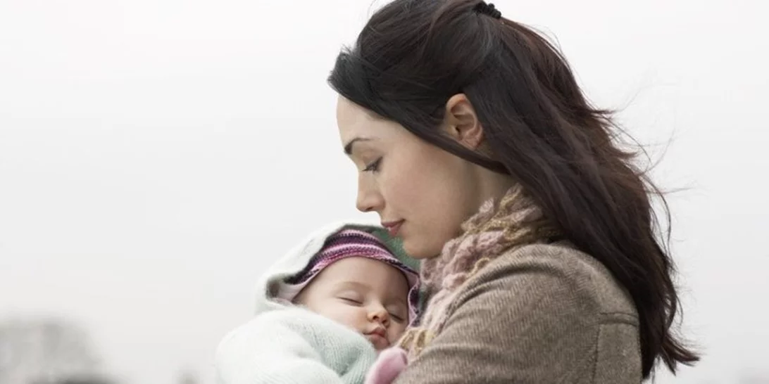 H σωματική επαφή μας με το μωρό, το ωφελεί ακόμα και 20 χρόνια αργότερα
