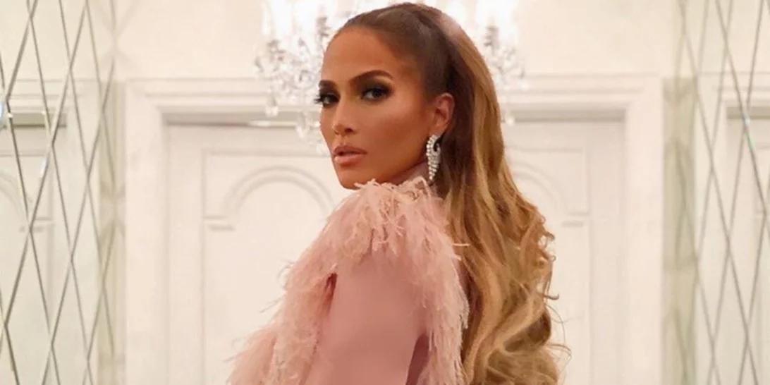 Jennifer Lopez | Φόρεσε το πιο ιδιαίτερο αθλητικό τοπ που είδαμε το τελευταίο διάστημα