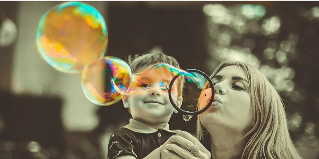 Καλός γονιός είναι αυτός που «επιτρέπει» στο παιδί να ανοίξει τα φτερά του