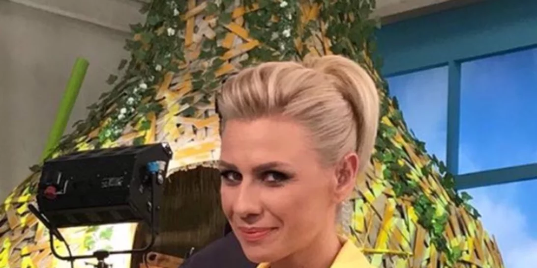 Πρεμιέρα για την Κατερίνα Καραβάτου | Τι φόρεσε;