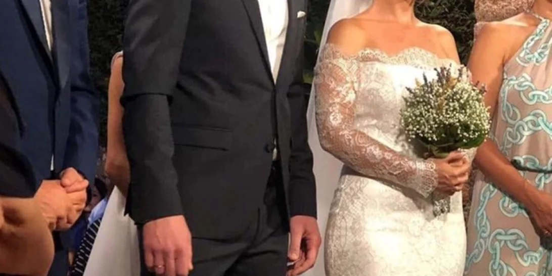 Ελληνίδα τραγουδίστρια παντρεύτηκε τον αγαπημένο της | Το ρομαντικό της νυφικό