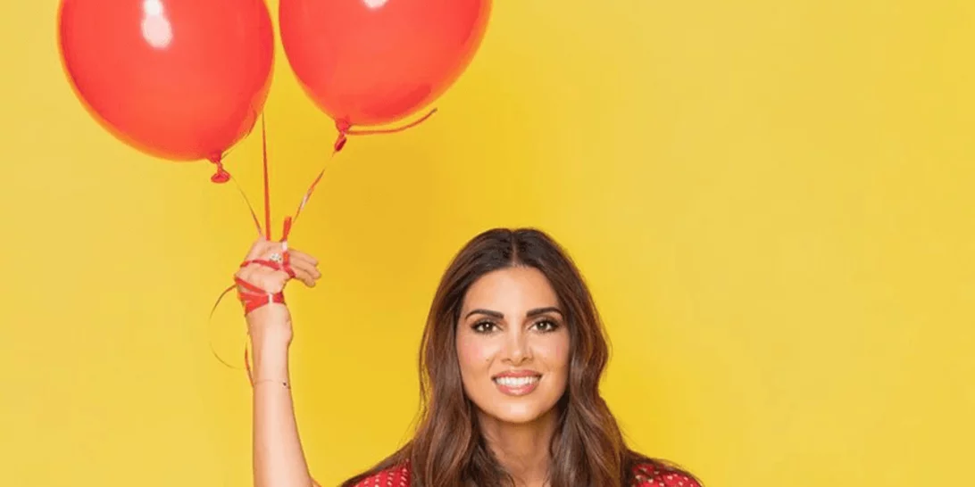 Η Σταματίνα Τσιμτσιλή φόρεσε το τέλειο φόρεμα για να πας προσκεκλημένη σε φθινοπωρινό γάμο