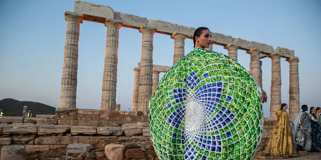 H Mary Katrantzou παρουσίασε ένα υπερθέαμα μόδας στο Ναό του Ποσειδώνα