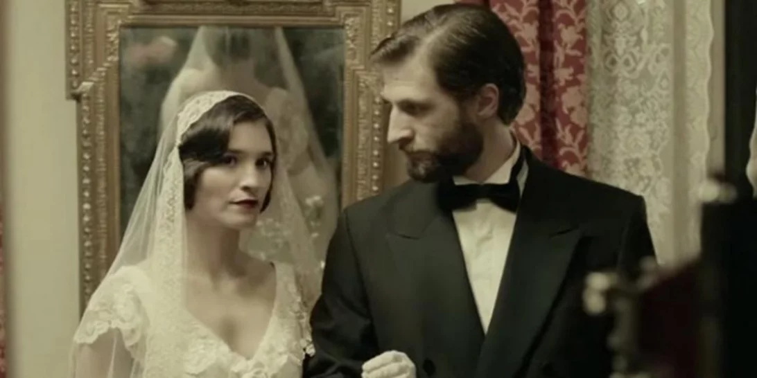 Πηνελόπη Τσιλικά | Η πρωταγωνίστρια της «Μικράς Αγγλίας» σε σπάνια εμφάνιση με γοητευτικό συνοδό