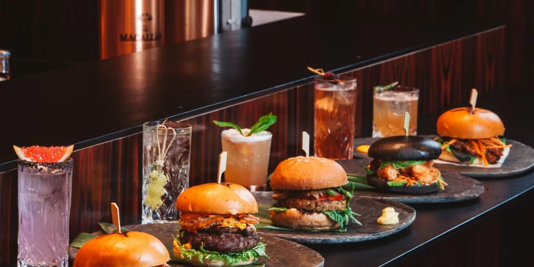Burgers και Cocktails κάθε Πέμπτη βράδυ στο Juju Bar & Restaurant