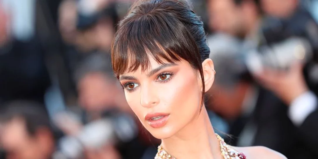 H Emily Ratajkowski φόρεσε το πανωφόρι πού θα κυριαρχήσει την άνοιξη