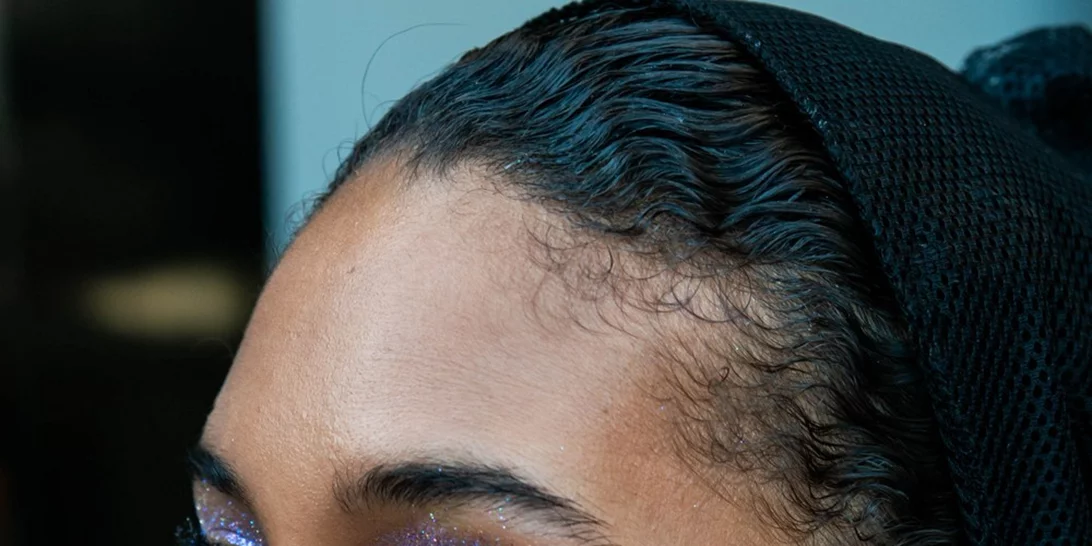 Στα παρασκήνια της προετοιμασίας των μοντέλων και λεπτομέρειες από το εντυπωσιακό μακιγιάζ