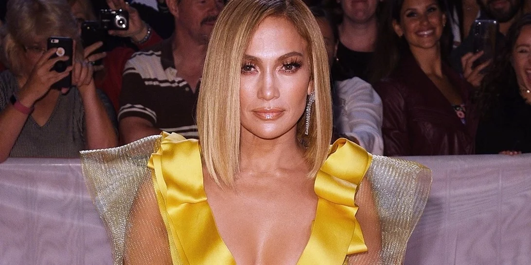 Θέλεις ένα γιορτινό μανικιούρ που να μπορείς να κρατήσεις και μέτα τις γιορτές; Η JLo έκανε (πάλι) το κομψότερο